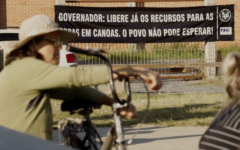 Cartazes de cobrança ao governador Eduardo Leite marcaram o protesto