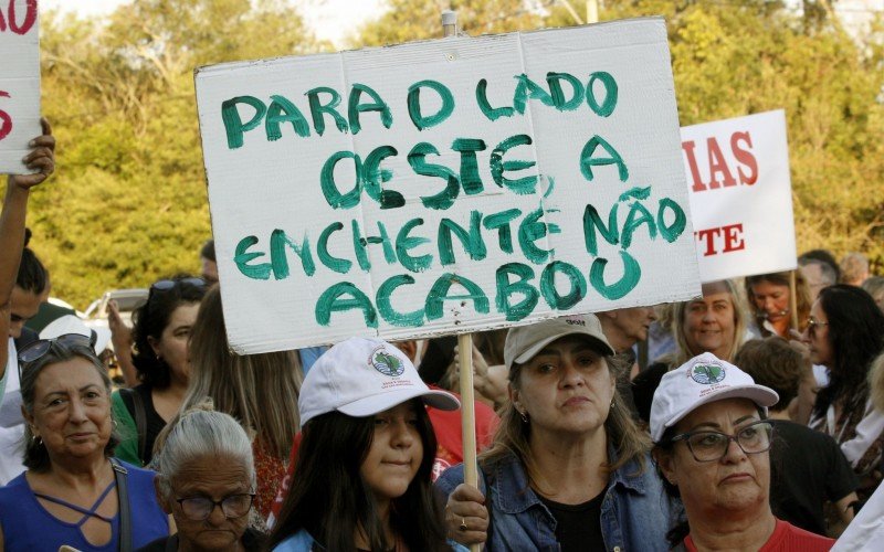 Em um dos atos, moradores se reuniram no estacionamento do Parque Eduardo Gomes, no bairro Fátima, neste sábado (3)