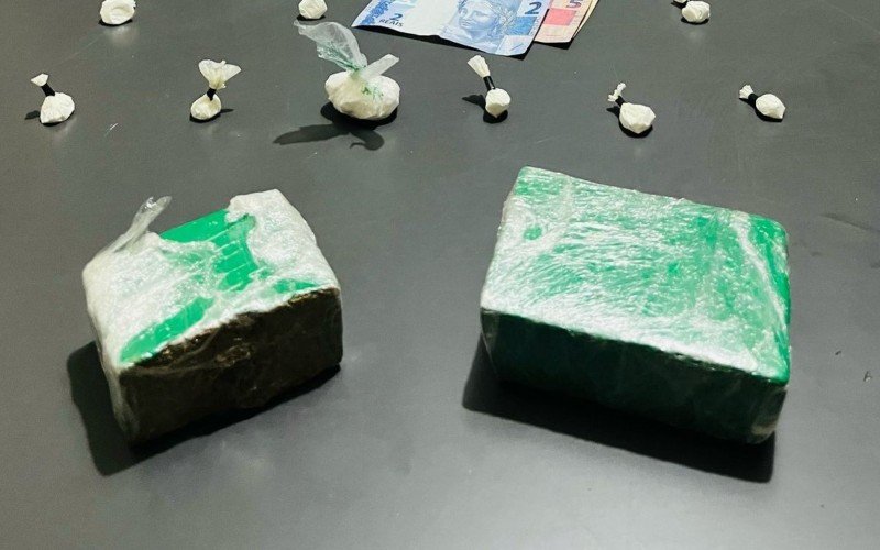 Preso por tráfico de drogas, com dois tijolos de maconha, em Canela 