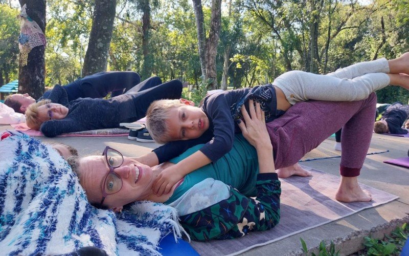 YOGA NA PRAÇA ECOLÓGICA DE IVOTI: Participação da farmacêutica Marília Garcez Correa da Silva, 42, com os filhos gêmeos de seis anos, João Pedro e Martín Garcez Stefanello, | abc+