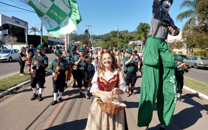  O Desfile Temático de Kerb - A Origem, que mostra a essência do 42º Festival de Kerb de Estância Velha, marcou o início da programação de sábado (3) do evento que segue até o dia 11 de maio na cidade do Vale dos Sinos.  | abc+