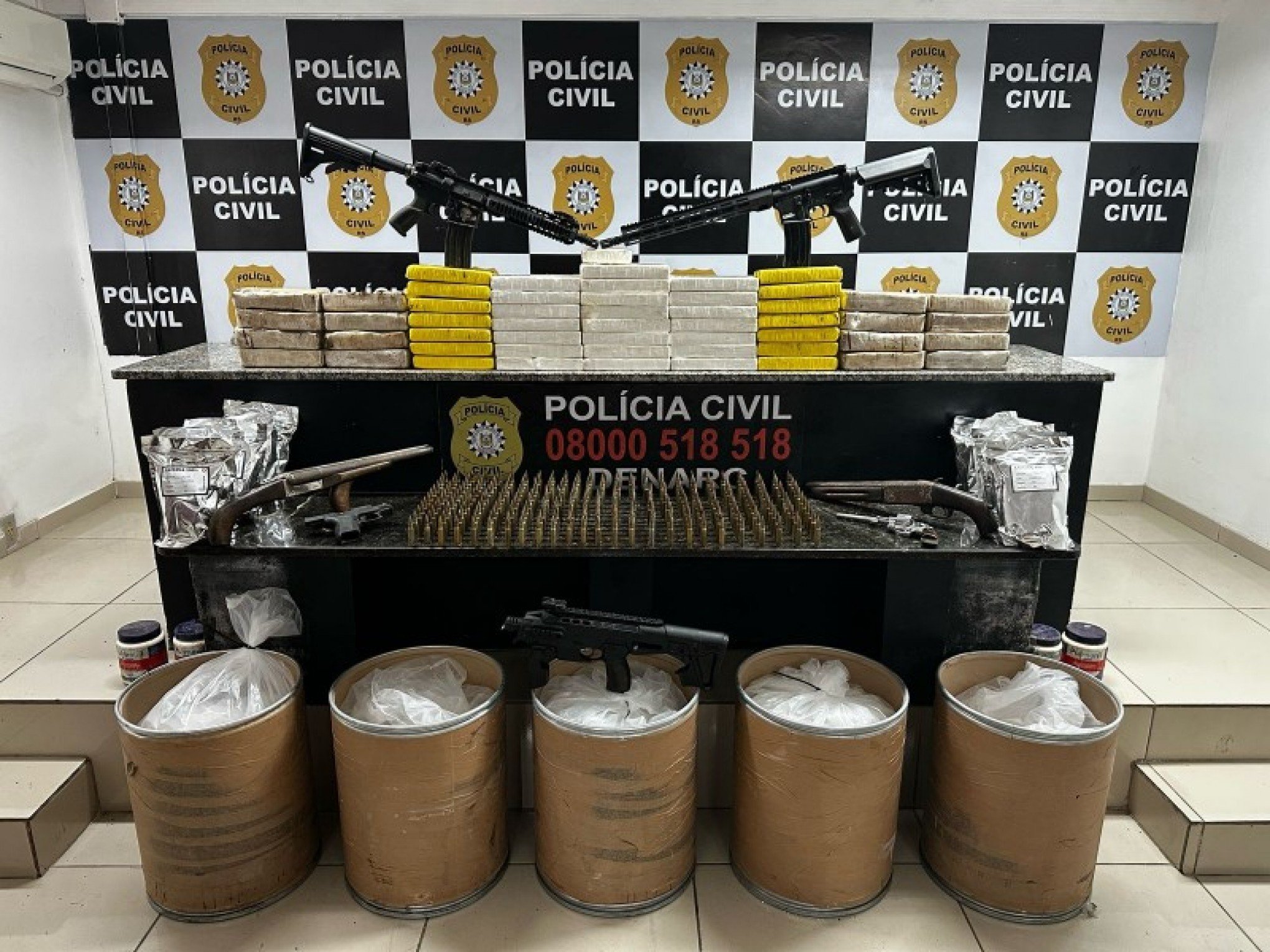 Mais de 125 quilos de insumos para produção de drogas e arsenal são apreendidos em propriedade rural