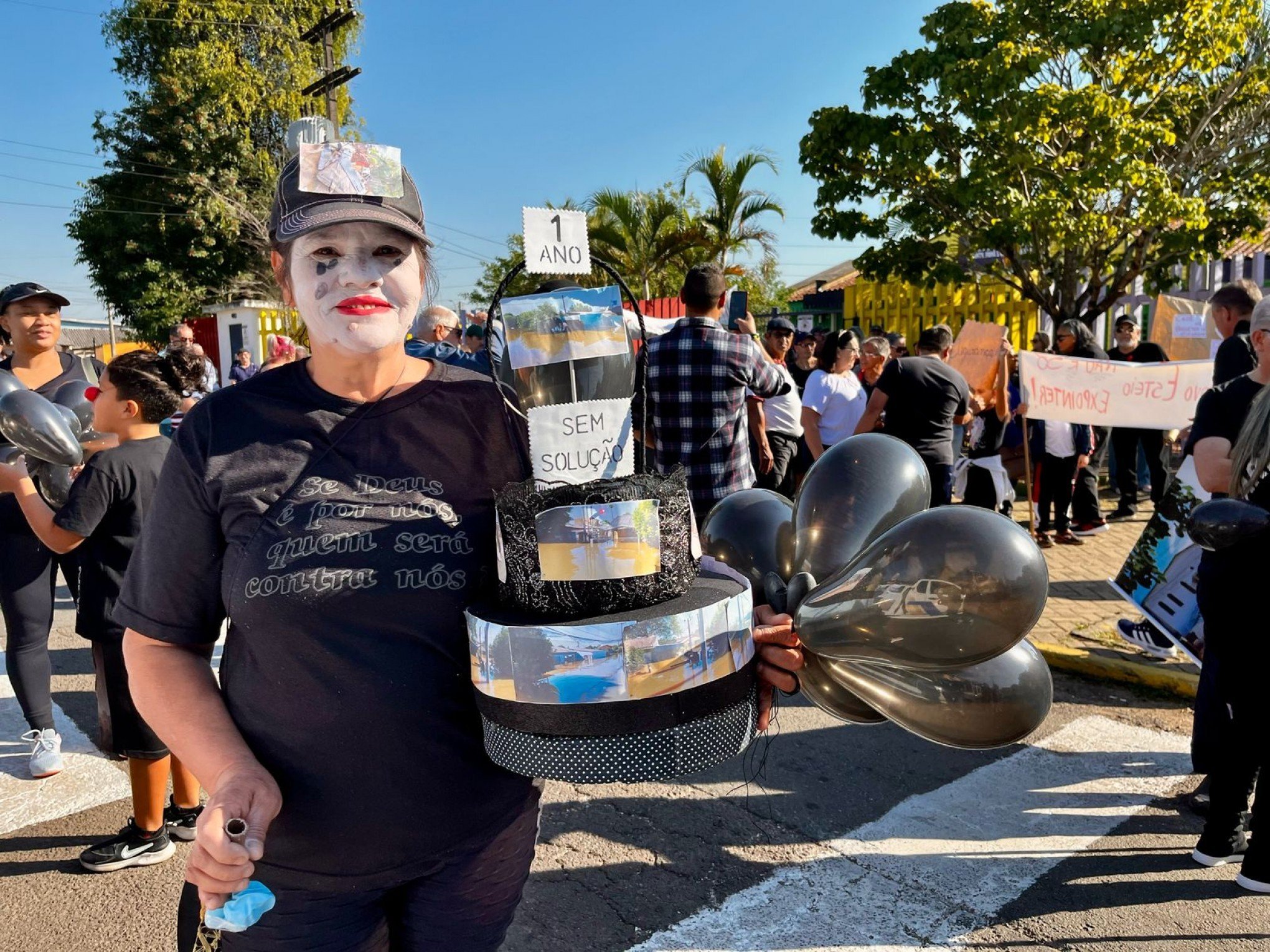 Moradores do bairro Novo Esteio fazem protesto um ano após a enchente