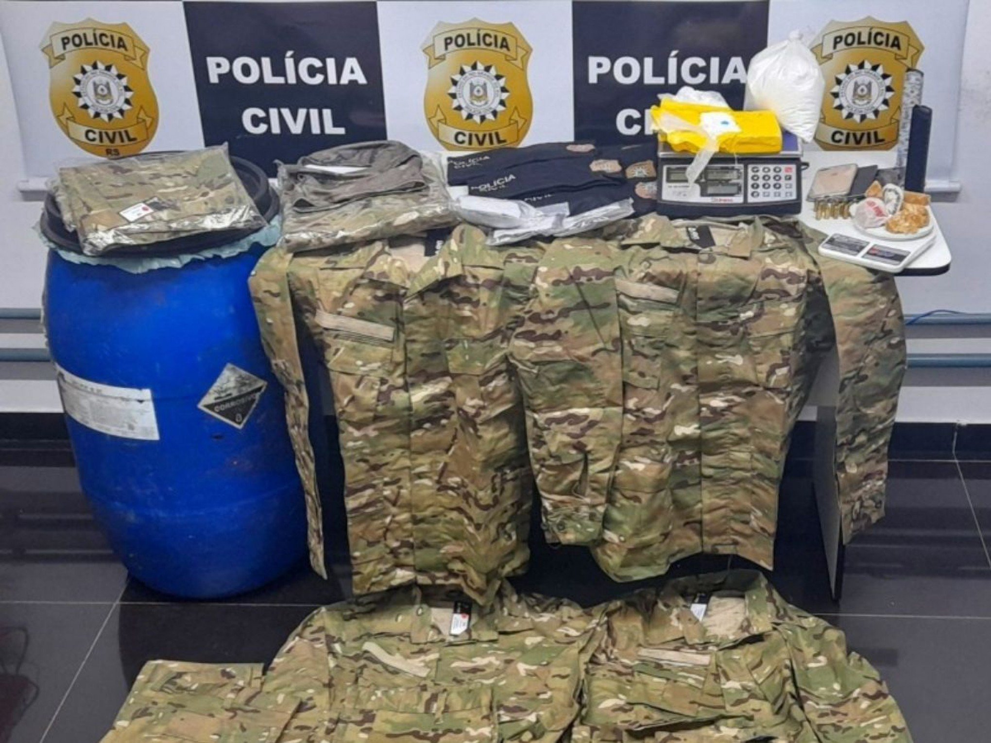 Depósito com drogas, armas e uniformes falsos da Polícia Civil é descoberto em Novo Hamburgo