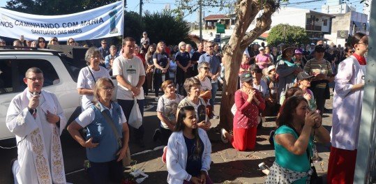 Romaria das Mães reuniu centenas de fieis na manhã deste domingo (04).