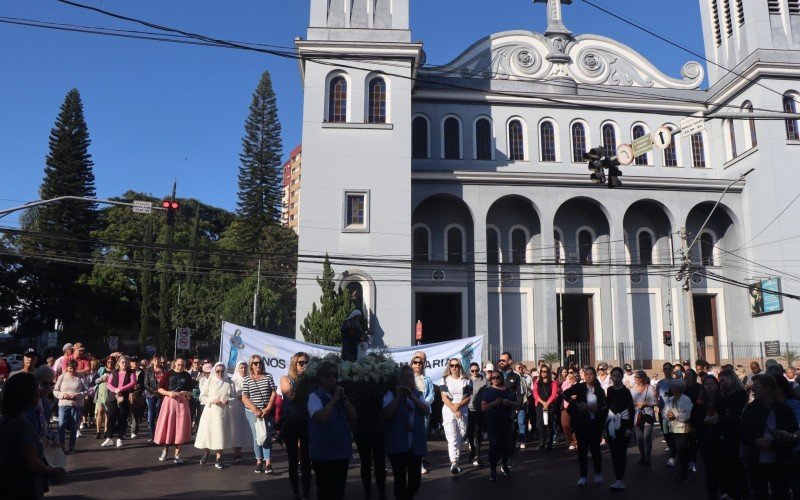 Romaria das Mães reuniu centenas de fieis na manhã deste domingo (04).