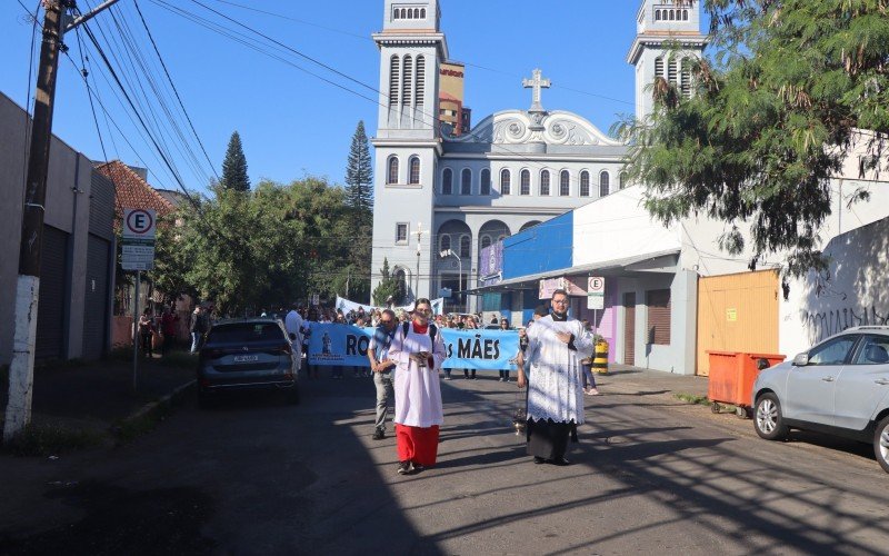 Romaria das Mães reuniu centenas de fieis na manhã deste domingo (04).