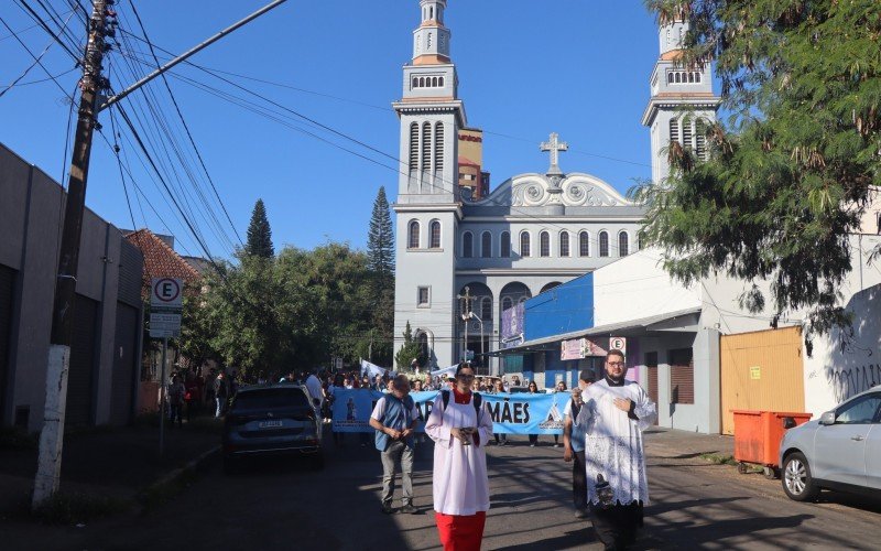 Romaria das Mães reuniu centenas de fieis na manhã deste domingo (04).