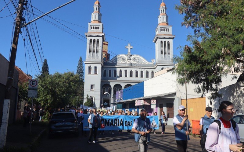 Romaria das Mães reuniu centenas de fieis na manhã deste domingo (04).
