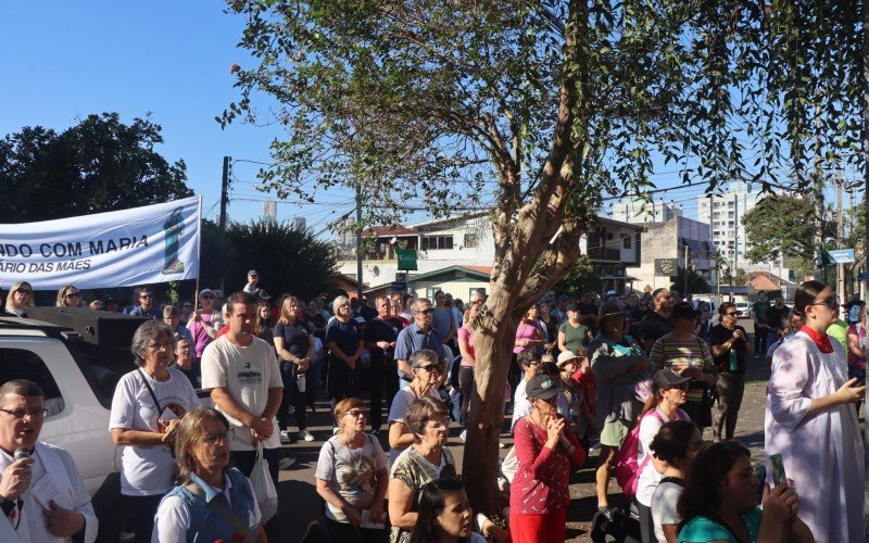 Romaria das Mães reuniu centenas de fieis na manhã deste domingo (04).