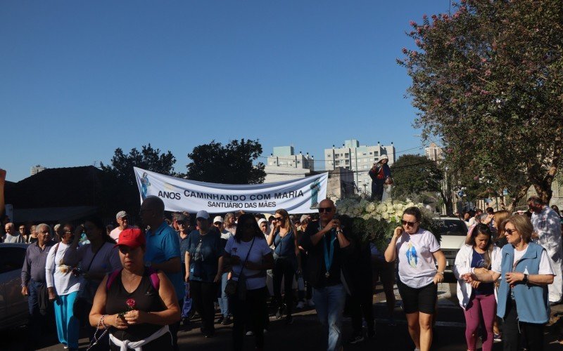 Romaria das Mães reuniu centenas de fieis na manhã deste domingo (04).