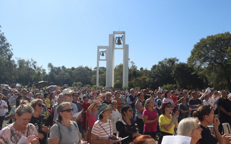 Romaria das Mães reuniu centenas de fieis na manhã deste domingo (04).