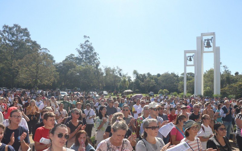 Romaria das Mães reuniu centenas de fieis na manhã deste domingo (04).