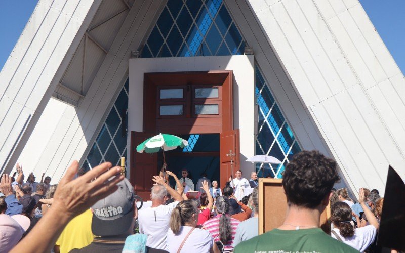 Romaria das Mães reuniu centenas de fieis na manhã deste domingo (04).