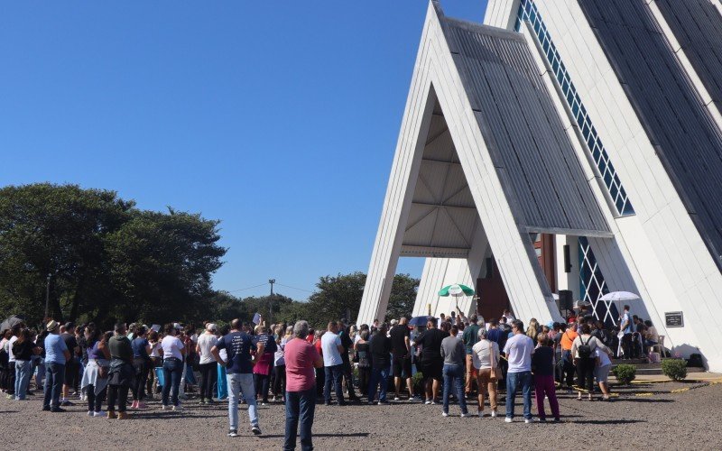 Romaria das Mães reuniu centenas de fieis na manhã deste domingo (04).