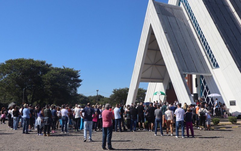 Romaria das Mães reuniu centenas de fieis na manhã deste domingo (04).