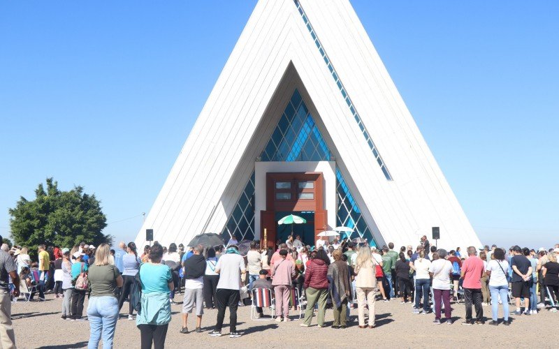 Romaria das Mães reuniu centenas de fieis na manhã deste domingo (04).