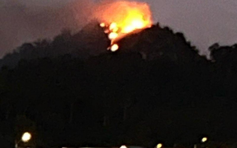 Incêndio de médias proporções atinge Morro do Chapéu na noite deste domingo