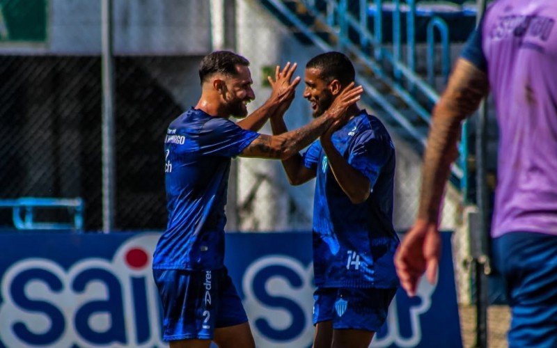 Atletas do Novo Hamburgo comemorando o gol | abc+