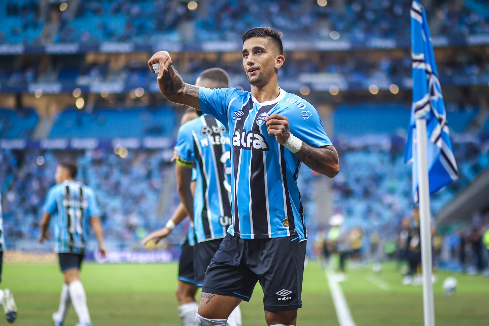Kike Olivera marca, Grêmio vence o Santos e sai da zona de rebaixamento
