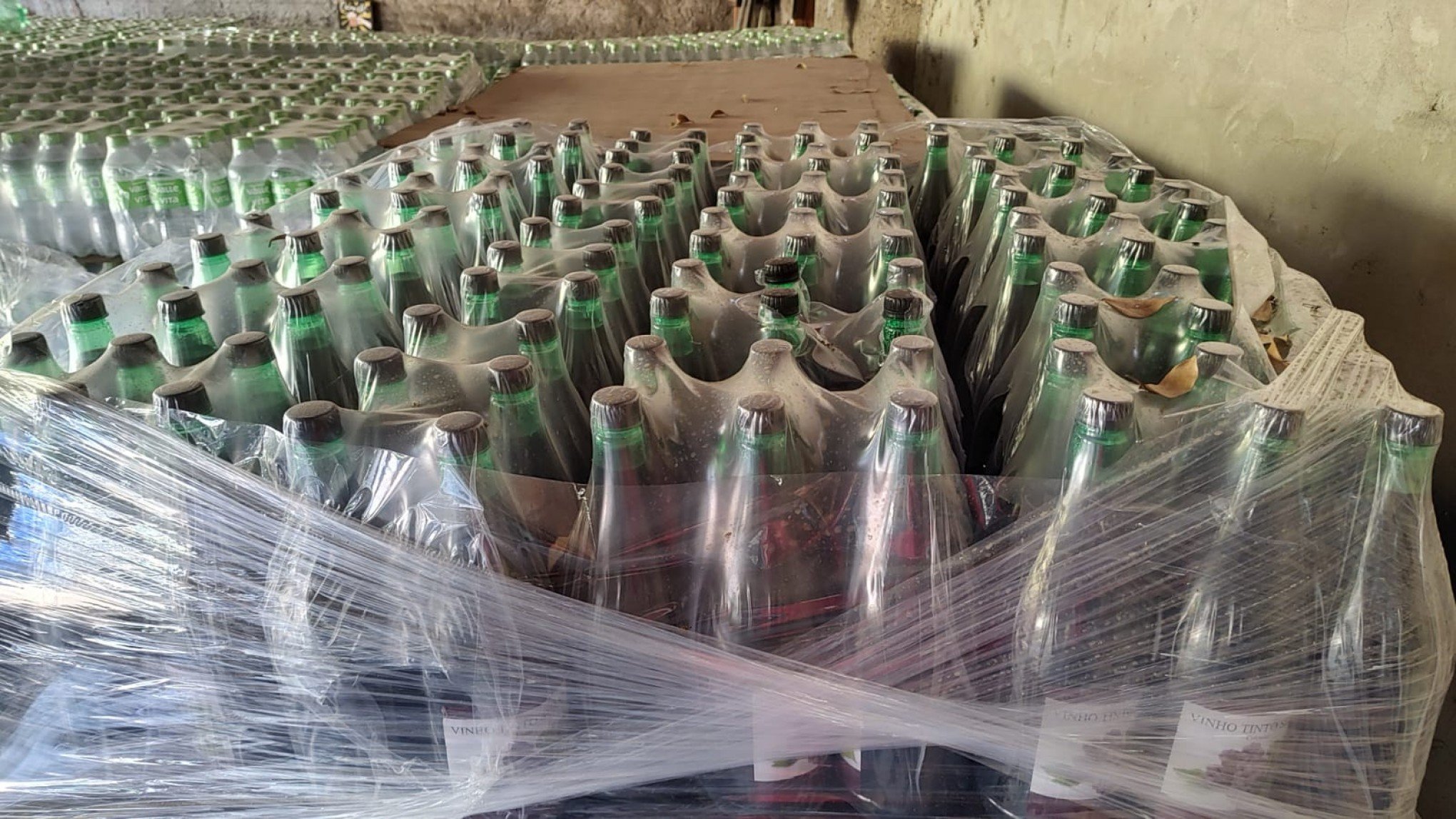 Mais de 6 mil litros de falso vinho colonial são apreendidos na Região Metropolitana