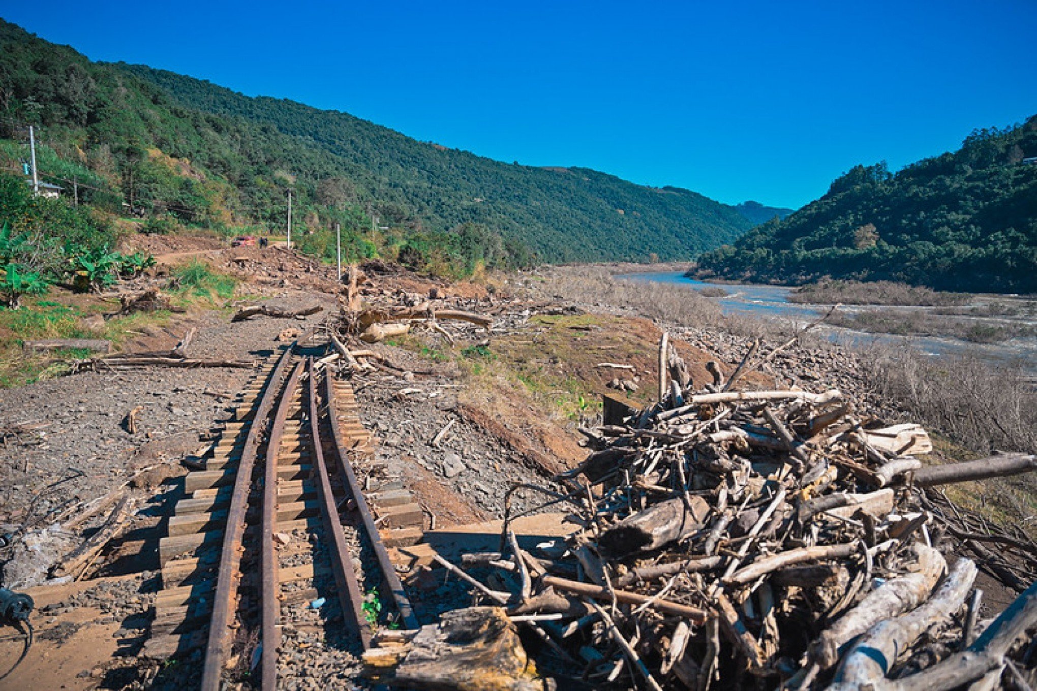Ferrovias encolhem e prejudicam transporte de grãos e combustíveis no RS