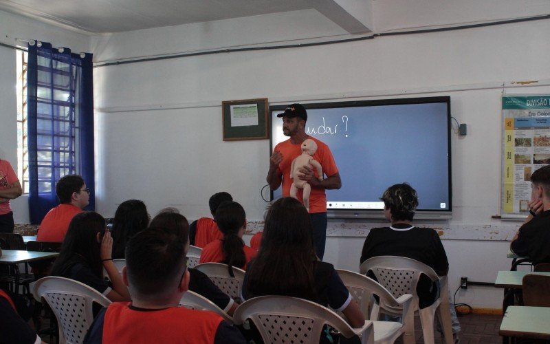 Projeto Heróis do Futuro ensina estudantes da Emef Edgar Fontoura a como agir em situações de emergência