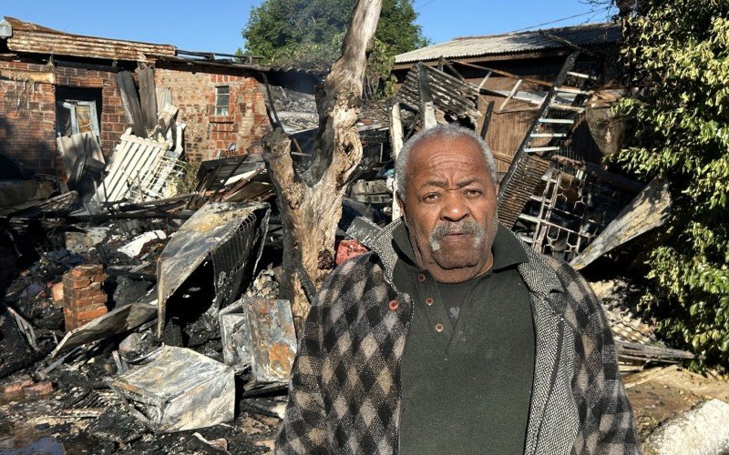 Júlio Maciel dos Reis, 73 anos, espera contar com a ajuda da comunidade para recomeçar a vida depois que incêndio destruiu a casa que ele morava com a esposa e dois filhos | abc+