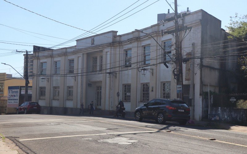 Prédio foi retomado no ano passado e reformas da estrutura incluem troca de parte do telhado (detalhe) | abc+