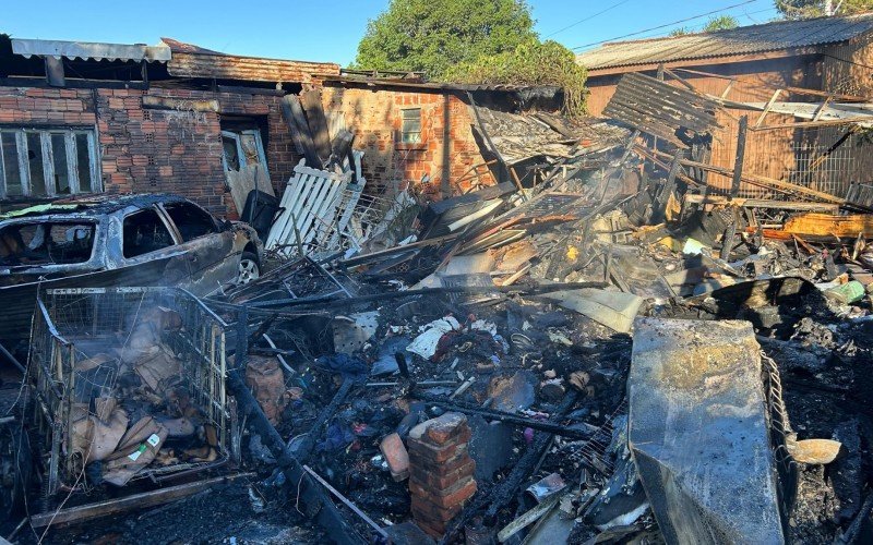 Casa de madeira e carro ficaram totalmente destruídos