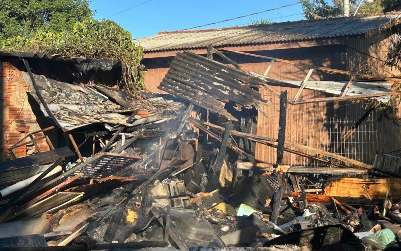 Quatro pessoas são retiradas de casa em chamas em Novo Hamburgo