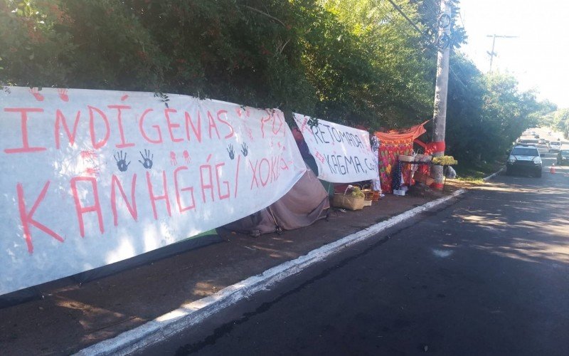 Tribo Kaingang é representada por indígenas que permanecem na calçada da Avenida Santos Ferreira