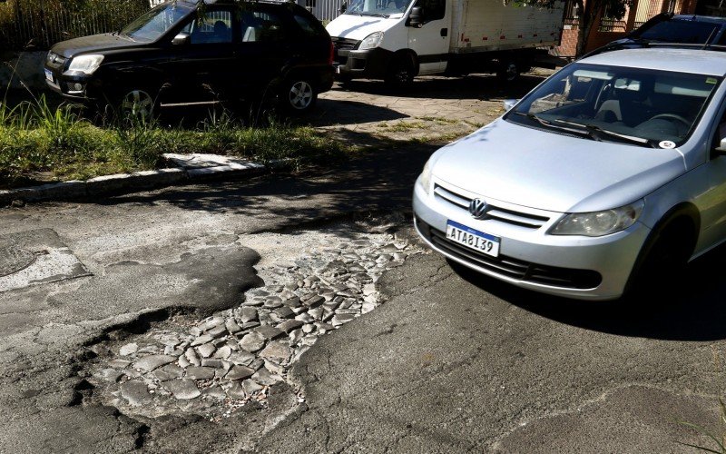Motoristas precisam redobrar a atenção ao circular pela Rua Xingú, no bairro Igara