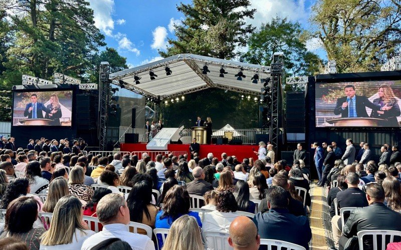 Lançamento da pedra fundamental do Templo de Salomão em Gramado reuniu multidão de fiéis e autoridades