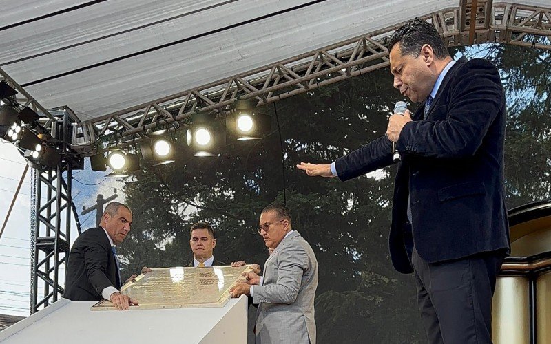 Bispo Renato Cardoso no lançamento da pedra fundamental do Templo de Salomão em Gramado reuniu multidão de fiéis e autoridades