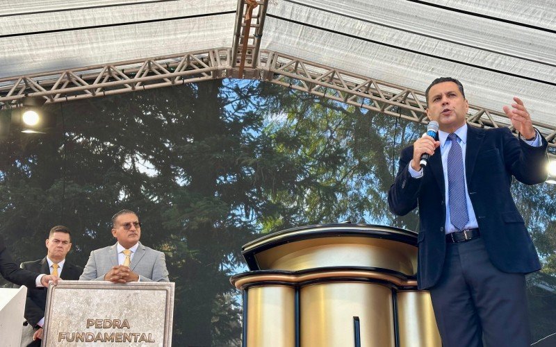 Bispo Renato Cardoso no lançamento da pedra fundamental do Templo de Salomão em Gramado reuniu multidão de fiéis e autoridades