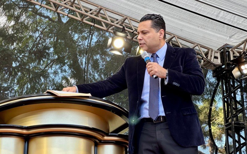 Bispo Renato Cardoso no lançamento da pedra fundamental do Templo de Salomão em Gramado reuniu multidão de fiéis e autoridades