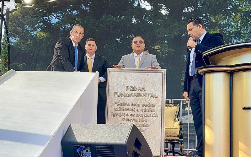 Bispo Renato Cardoso no lançamento da pedra fundamental do Templo de Salomão em Gramado reuniu multidão de fiéis e autoridades