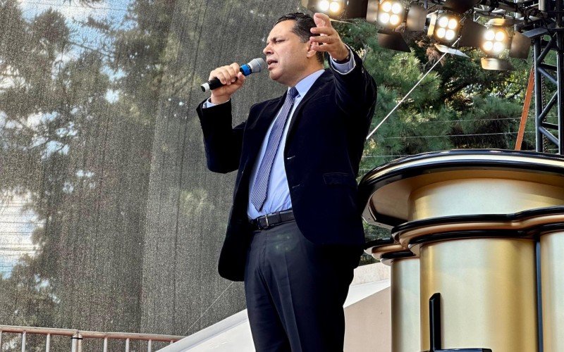 Bispo Renato Cardoso no lançamento da pedra fundamental do Templo de Salomão em Gramado reuniu multidão de fiéis e autoridades