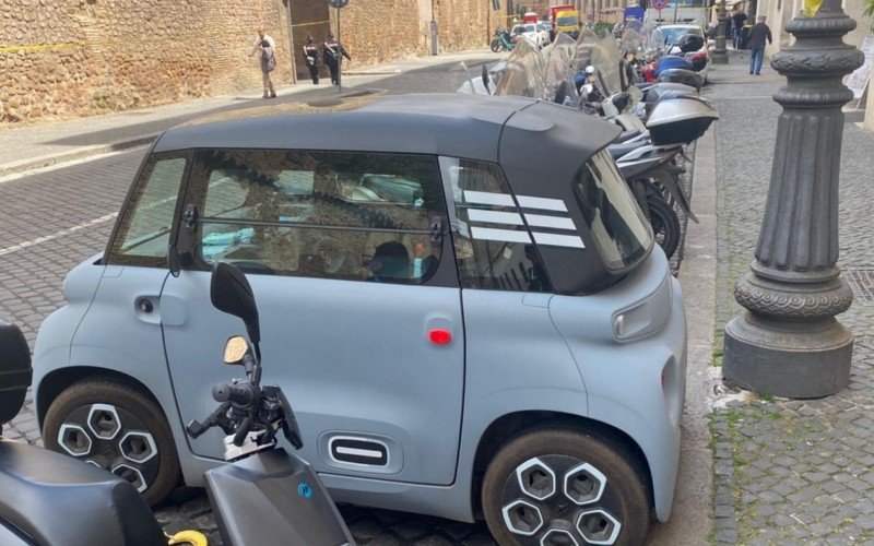 Vespas e carros pequenos são comuns nas ruas de Roma | abc+