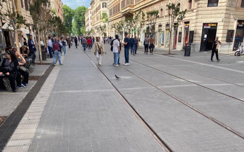 Na Via Ottaviano, que acabou de ser restaurada, o asfalto deu lugar a um vasto calçadão | abc+
