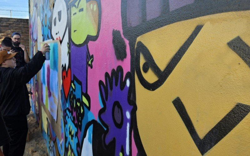 Carlos faz a sua pintura na Escola Municipal Paulo Beck