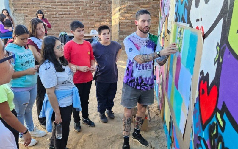 Grafiteiro Rikardo Dias é instrutor do Viva Perifa e ensinou alunos da Paulo Beck sobre a arte 