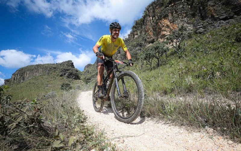 Piloto Elias Weiss passando por uma trilha na Serra da Canastra | abc+