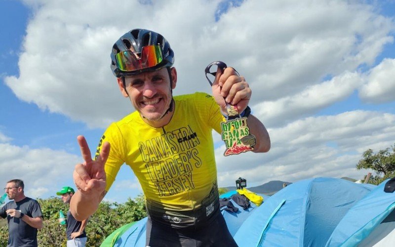 Piloto Elias Weiss com a camisa amarela de líder da prova e a medalha da Canastra Brou Experience | abc+