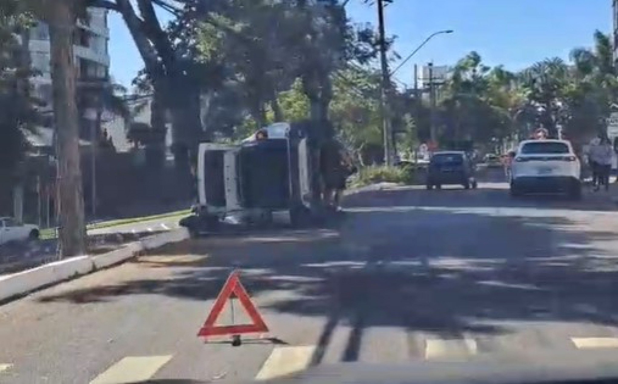 VÍDEO: Carro capota na Avenida Doutor Mauricio Cardoso, em Novo Hamburgo