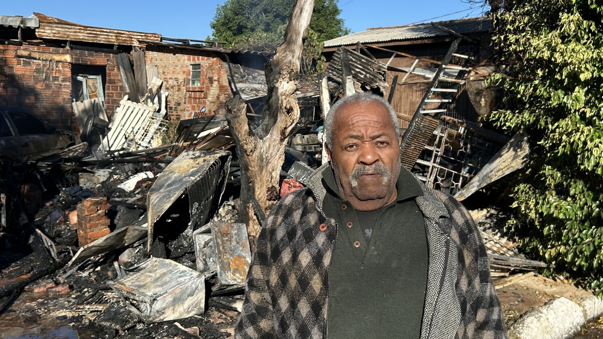 "Precisamos de ajuda": Idoso que teve casa destruída por incêndio pede doações para recomeçar a vida