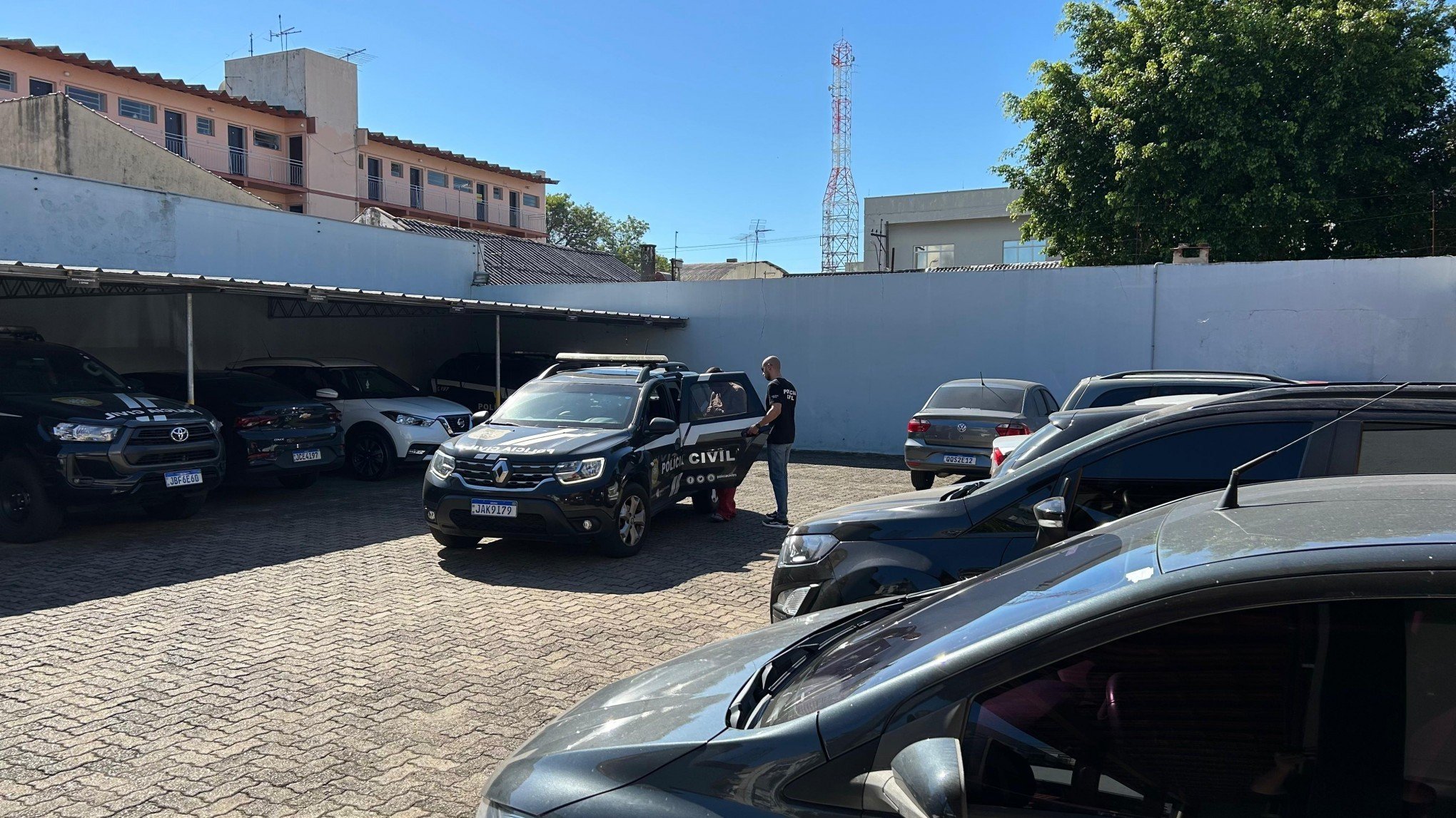 Pai teria esfaqueado a filha após discussão por internet, aponta a Polícia