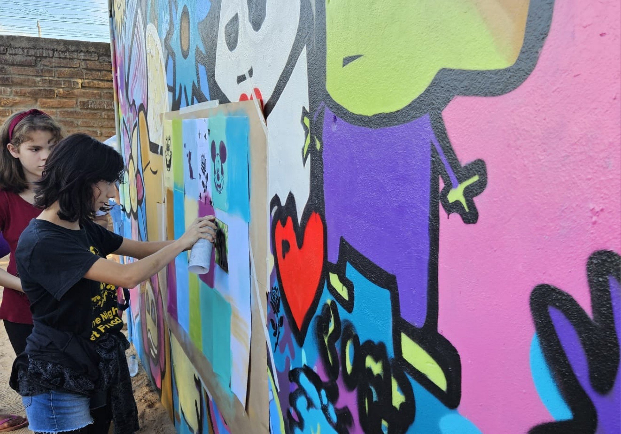 Arte e identidade são pintadas nas oficinas do projeto Viva Perifa em escolas leopoldenses