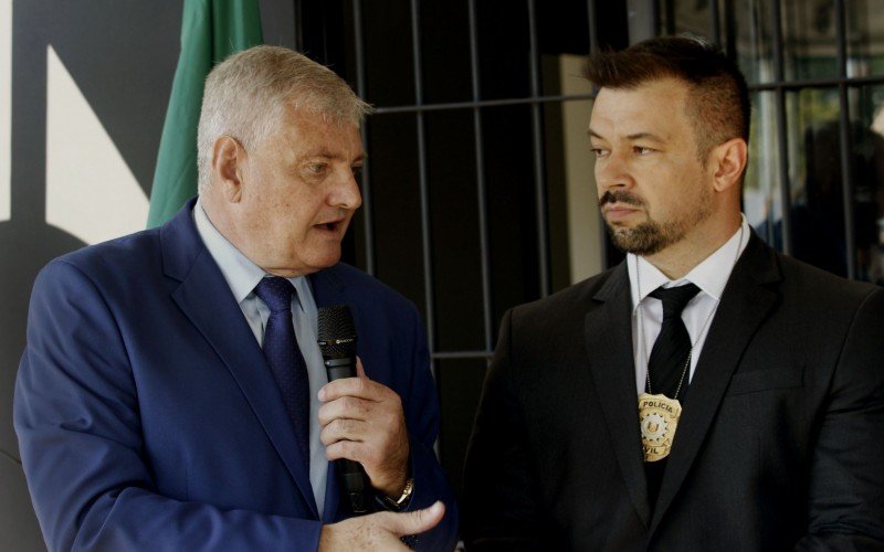 O secretário de Segurança, Alberto Rocha, e o diretor do Departamento Estadual de Homicídios, delegado Mario Souza, celebram integração | abc+